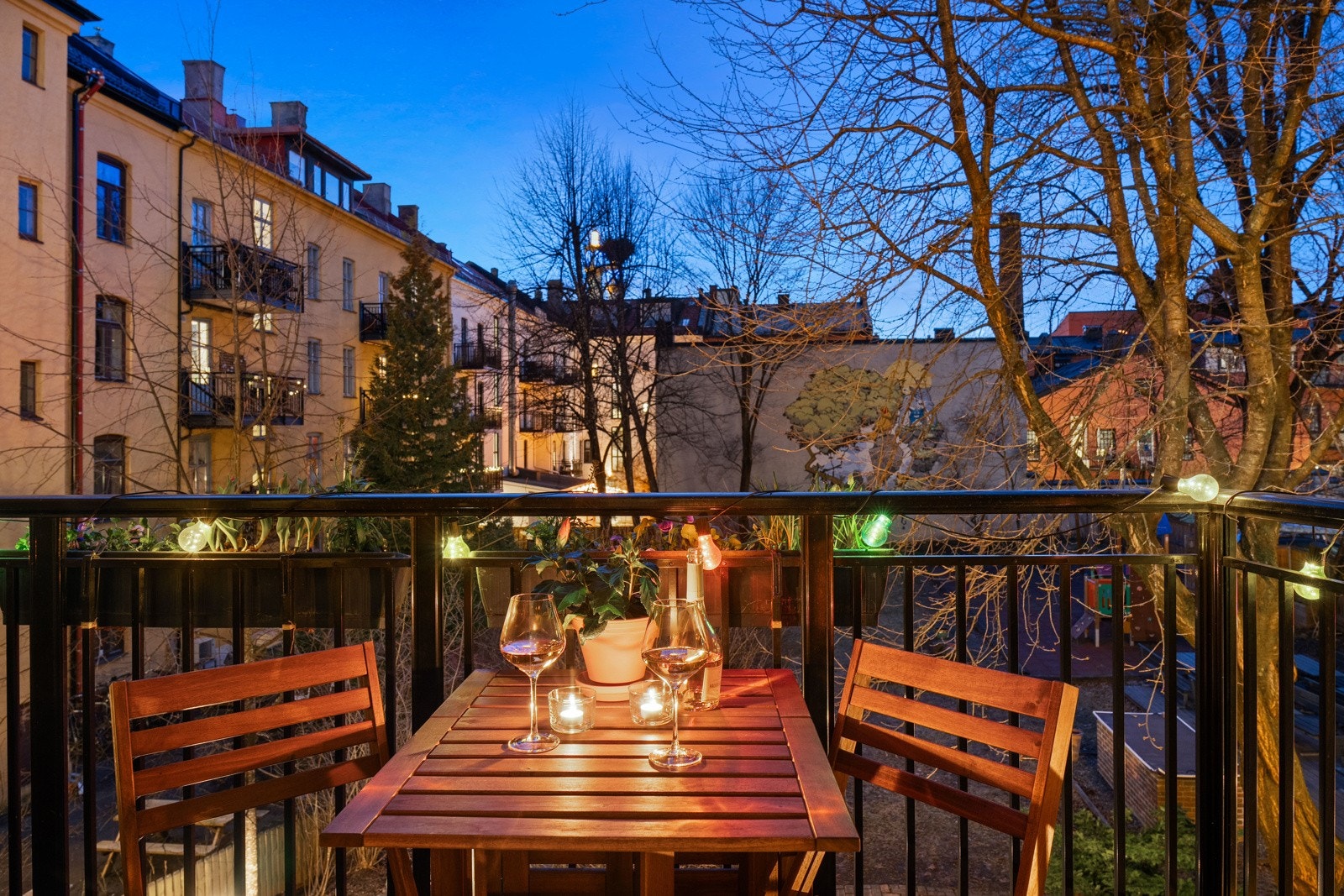 Solrik vestvendt balkong vendt mot opparbeidet indre gård. Galleribilde