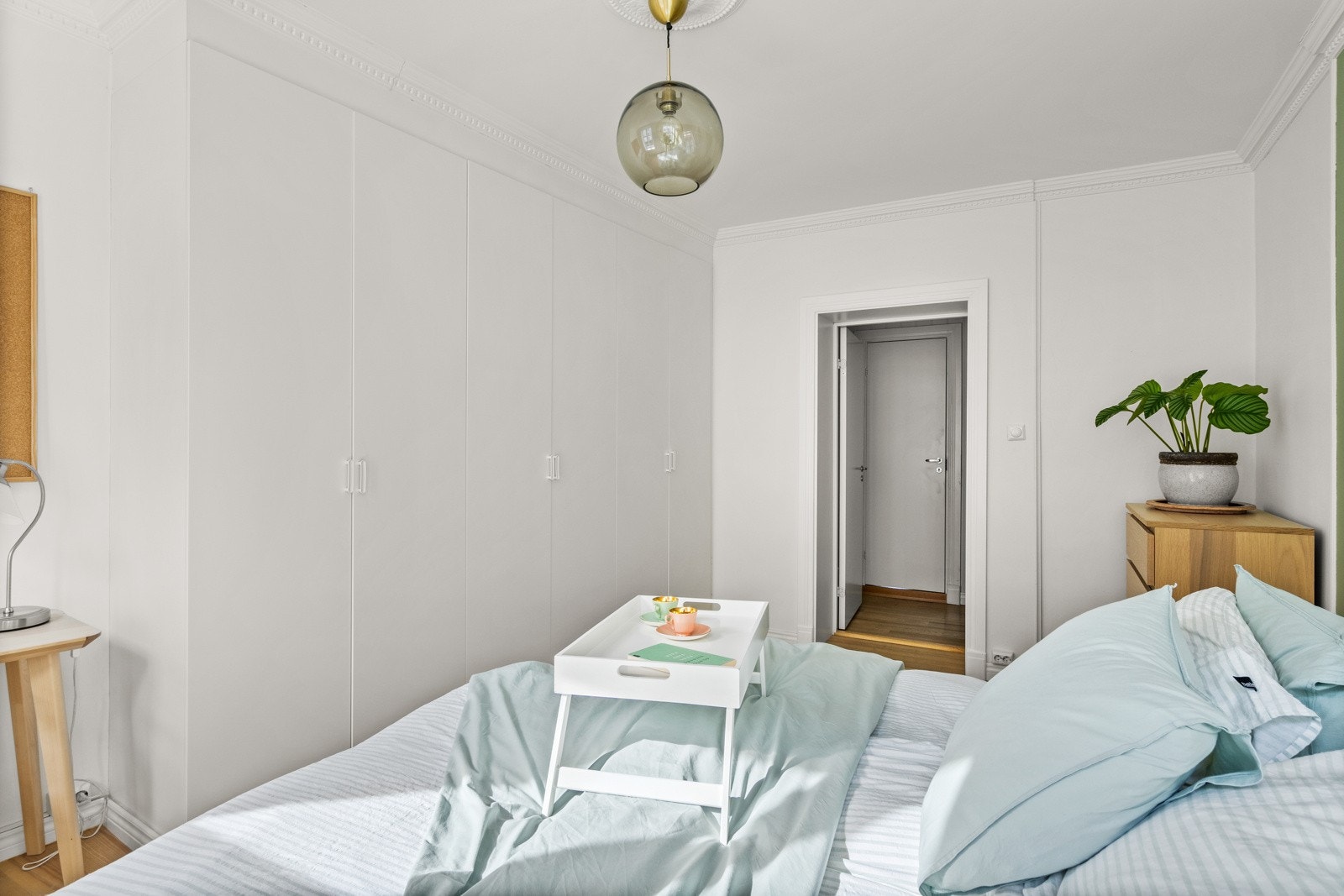 Innebygde garderobeskap sikrer gode oppbevaringsmuligheter. Galleribilde