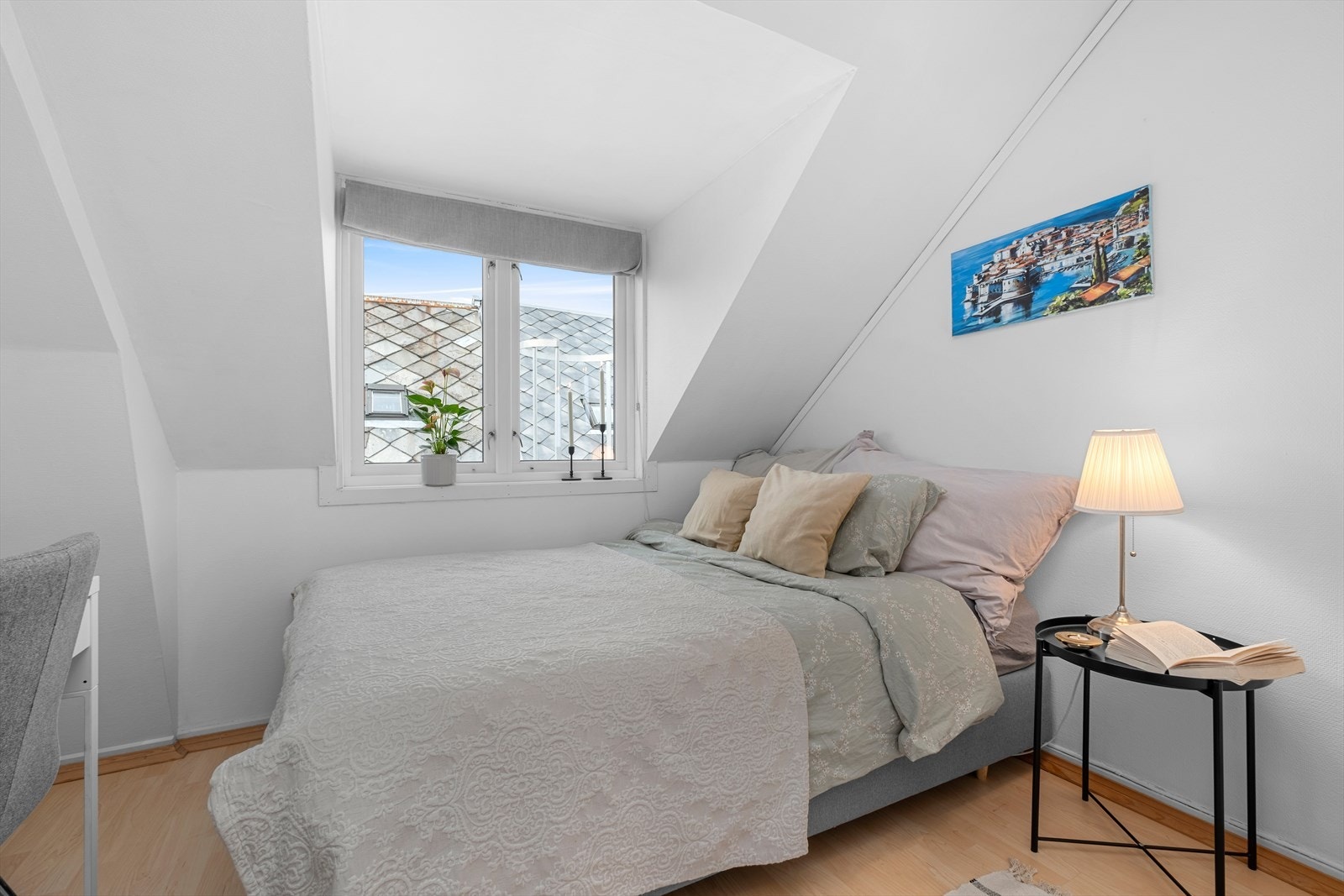 Soverommet er på flotte 8m² og ligger i tilknytning til stue vendt ut mot en rolig bakgård. Galleribilde