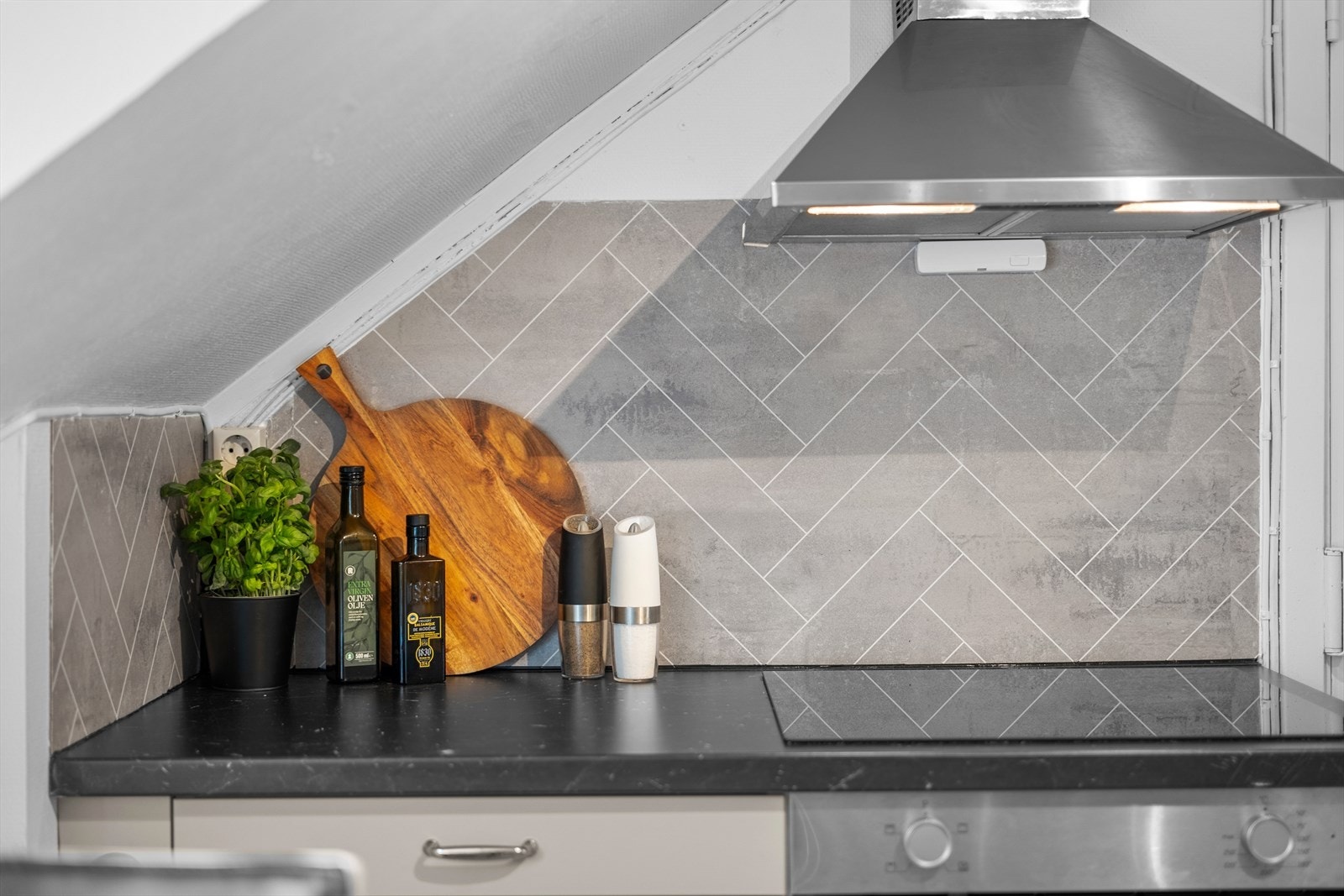 Kjøkkenet er fra 2023 med 25 års garanti hos IKEA . Kjøkkenet er praktisk oppdelt for å skape en romsligere følelse i leiligheten. Galleribilde