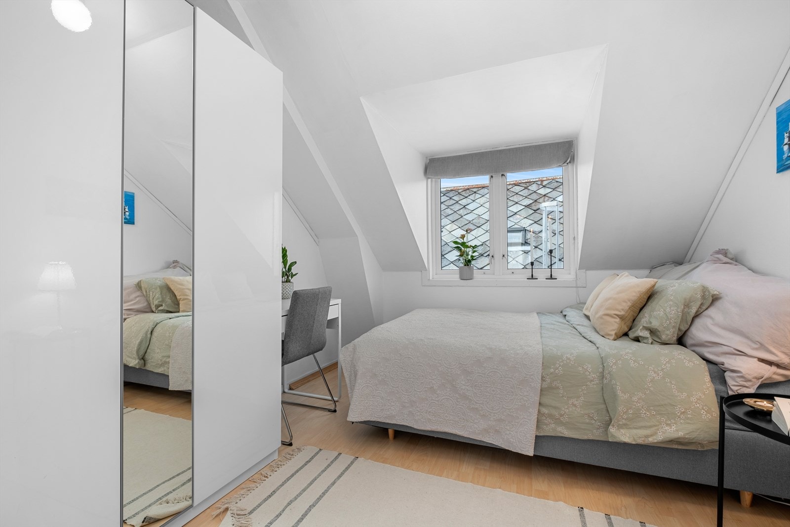 Soverommet er av romslig størrelse og har god plass til garderobeskap, seng og ønsket møblement. Galleribilde