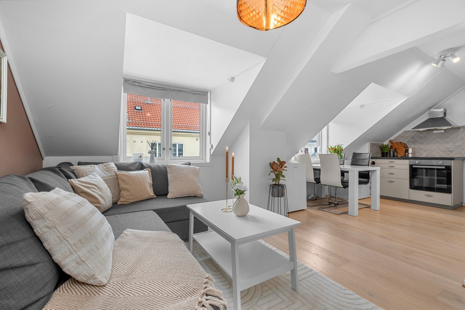 Velkommen til Båhus gate 14A - en lys og arealeffektiv loftsleilighet med en flott beliggenhet på et populært og rolig område øverst på Møllenberg. Galleribilde