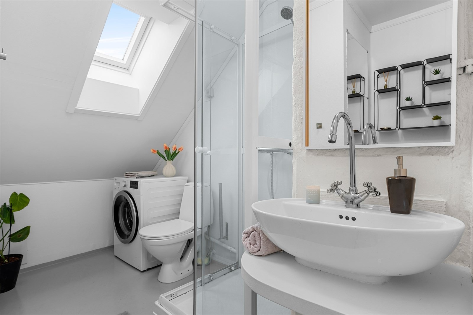 Badet er på 3,5m² og er utstyrt med servant, wc, dusjkabinett, opplegg for vaskemaskin og mekanisk avtrekk. Galleribilde