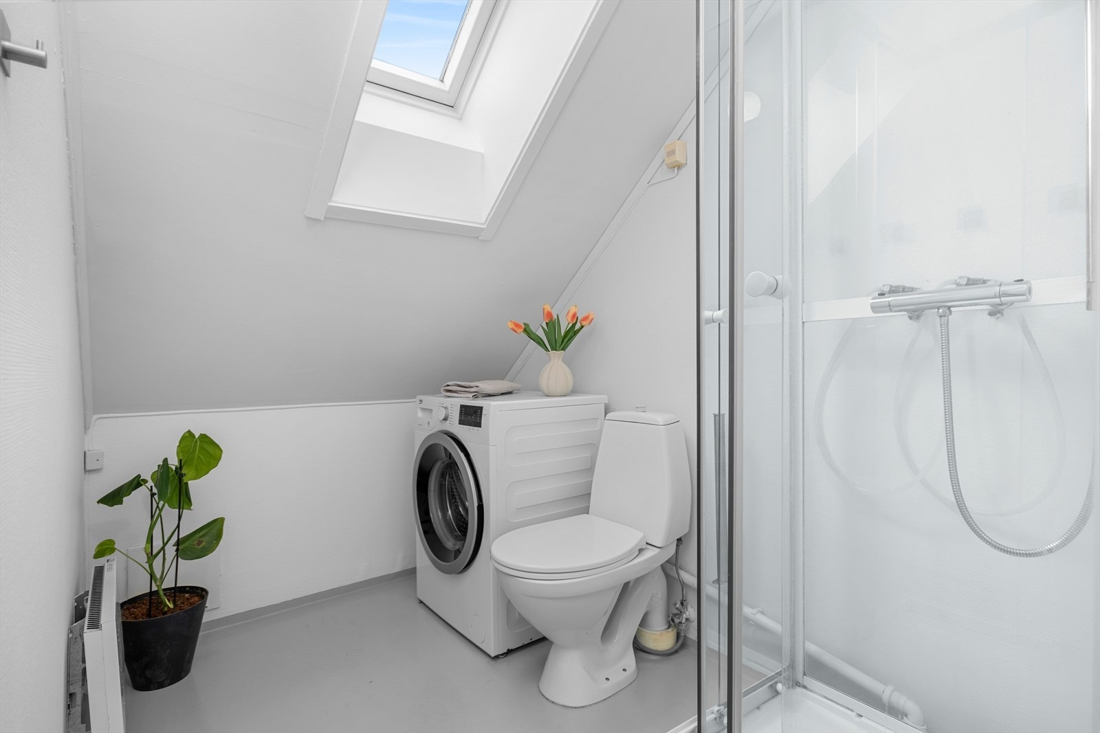 Leiligheten varmes opp elektrisk og er utstyrt med panelovn. Galleribilde