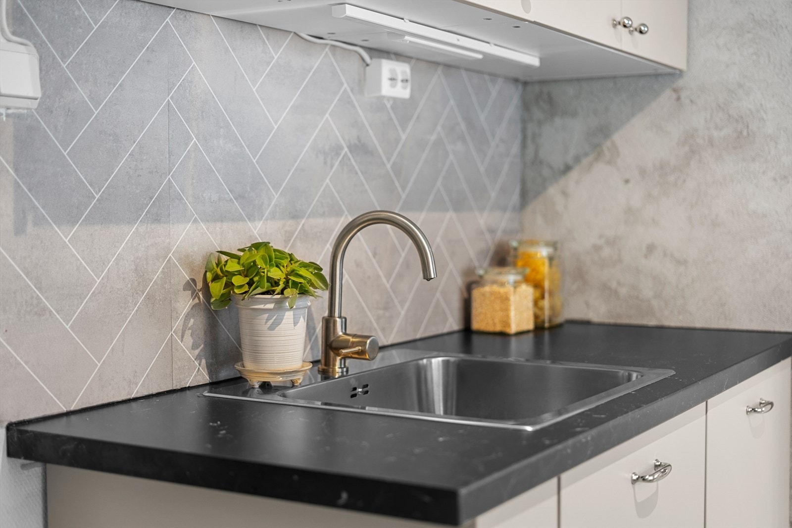 Kjøkkenet har integrert stekeovn, platetopp og oppvaskmaskin som medfølger leiligheten. Kjøkkenet har god plass for ønsket oppbevaring i både over- og underskap. Galleribilde