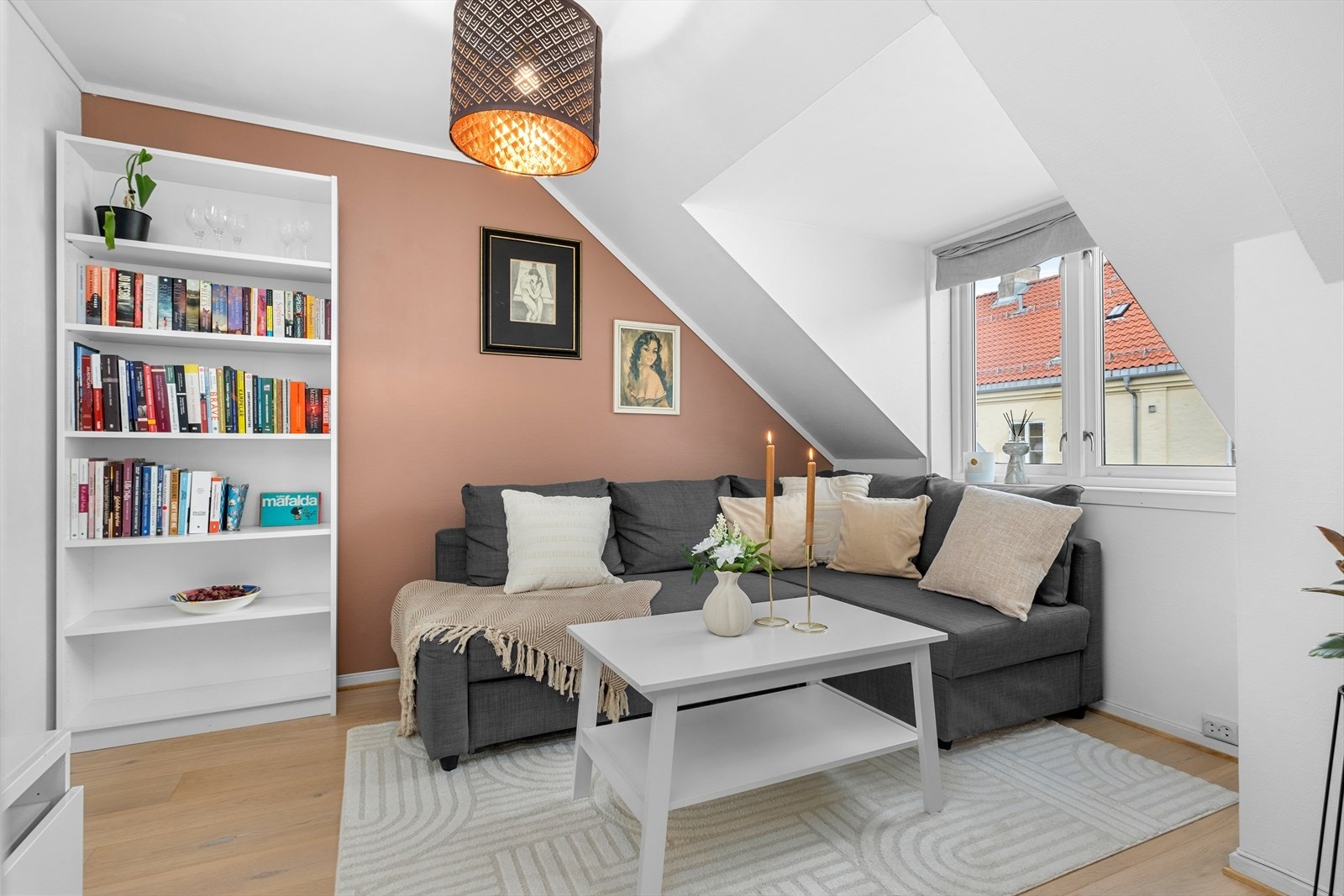 Leiligheten byr på en stue på 9,5m² og et kjøkken på 7,5m², som gir en åpen stue- og kjøkkenløsning på til sammen 17m². Hele leiligheten ble nymalt i 2024. Galleribilde