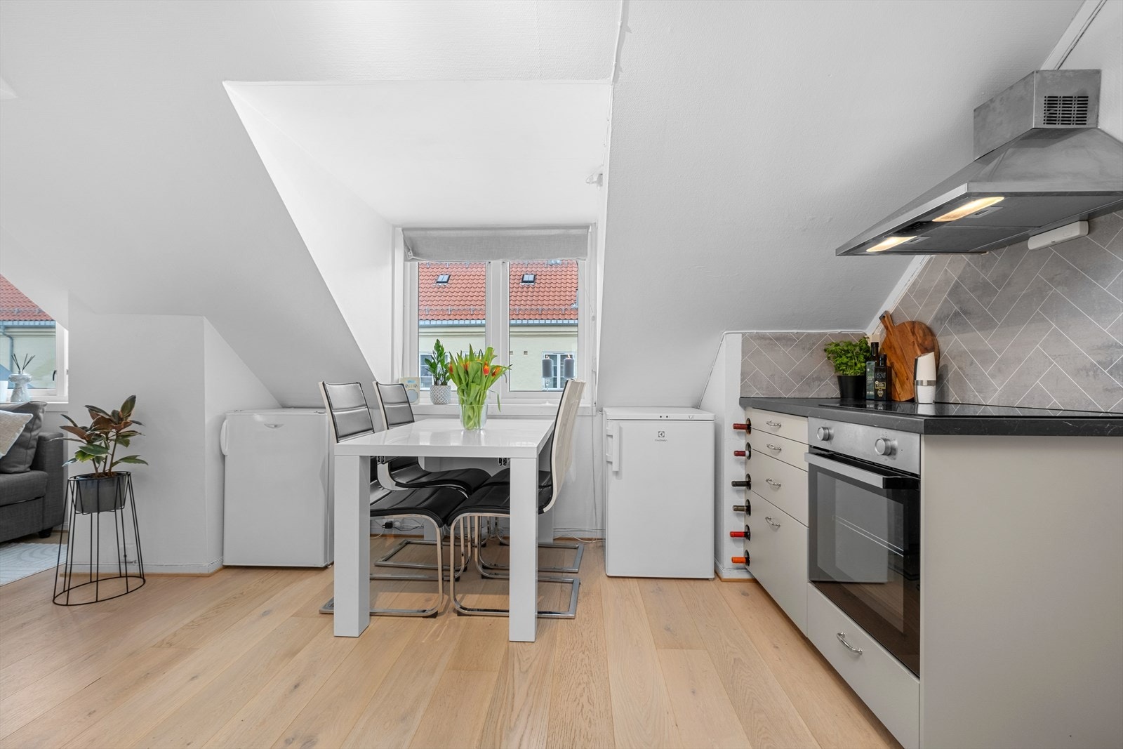 Leiligheten har en åpen stue- og kjøkkenløsning som bidrar til en romslig og behagelig atmosfære. Galleribilde