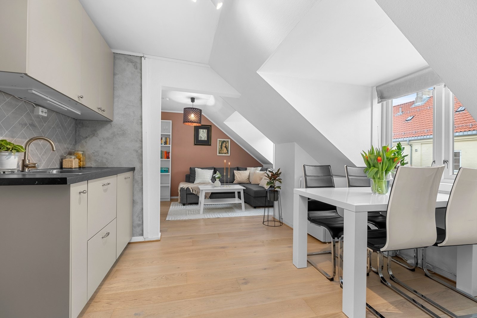 Vinduene i leiligheten er av 2-lags glass og ble skiftet i 2016 og vindu på bad i 2020 og har fått TG1 av takstmann. Galleribilde