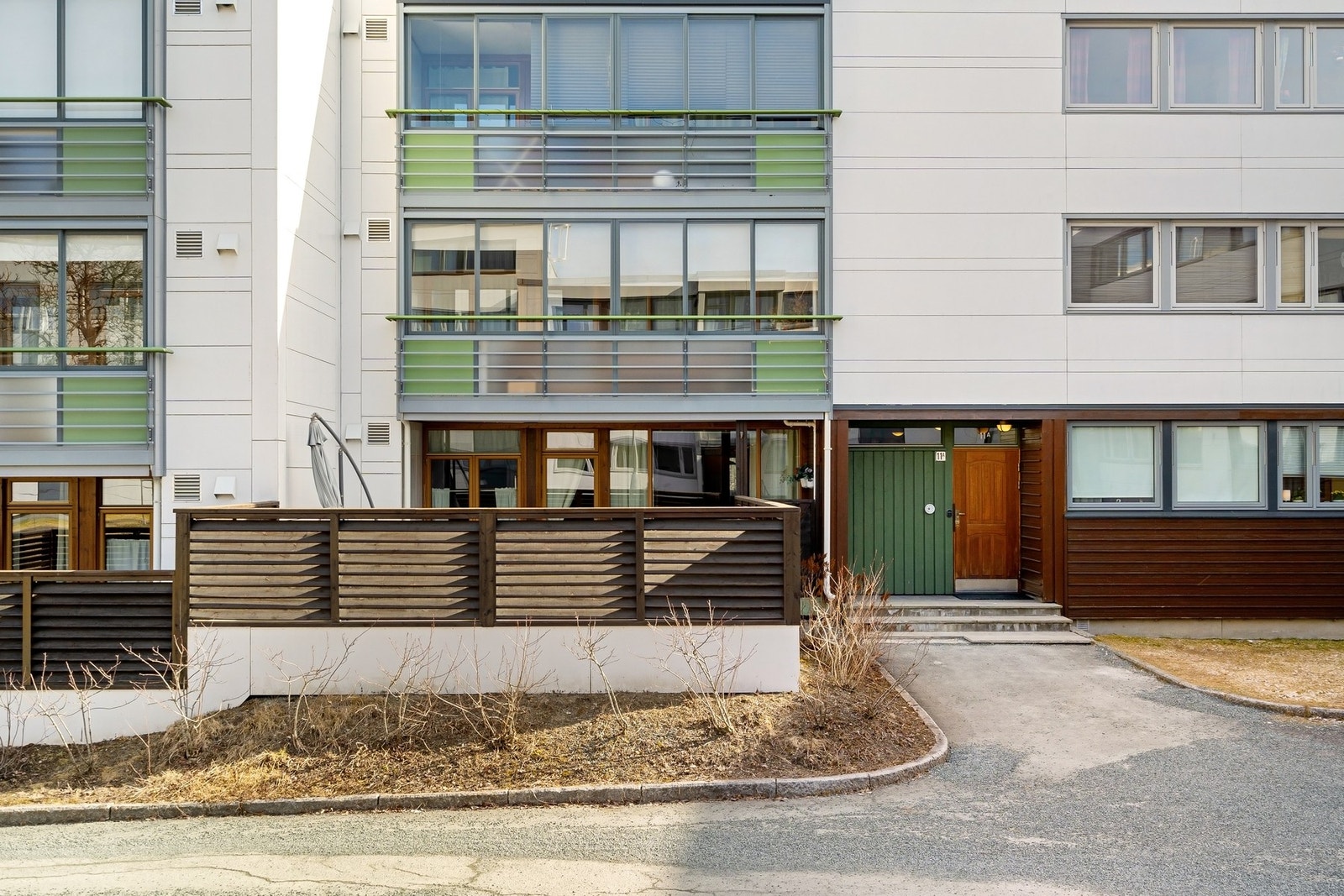 Skjermet innsyn til terrassen med levegger. Galleribilde