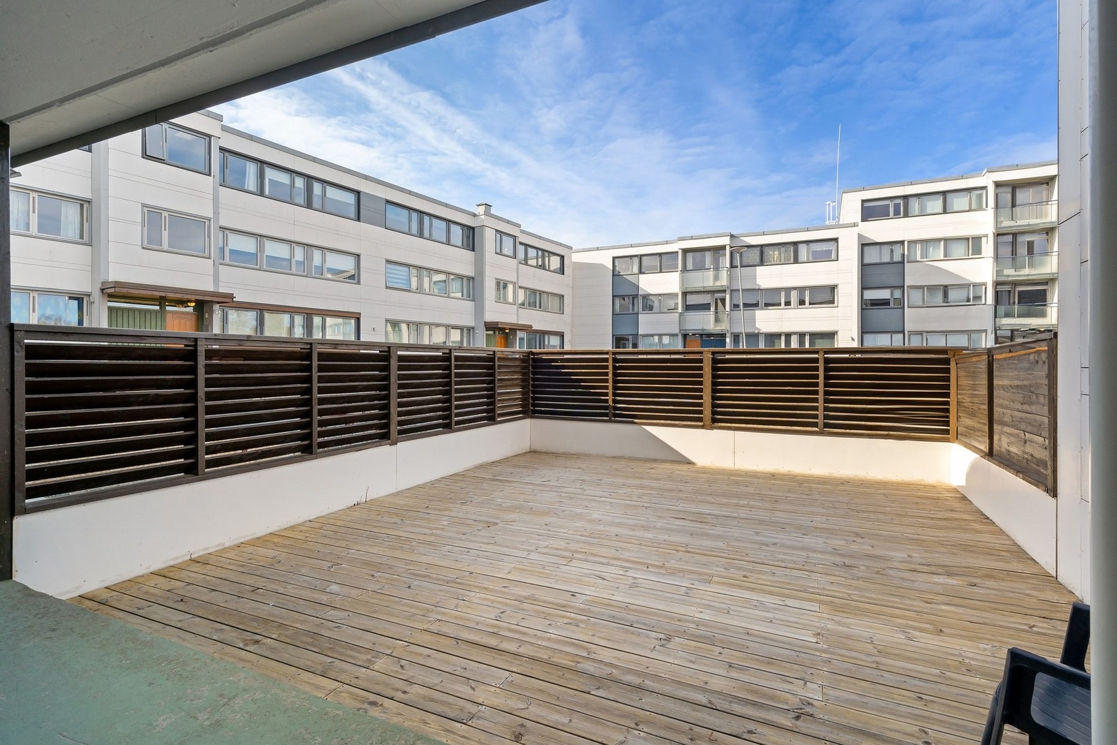 Fra stuen er det utgang til en stor terrasse på 40m². Galleribilde