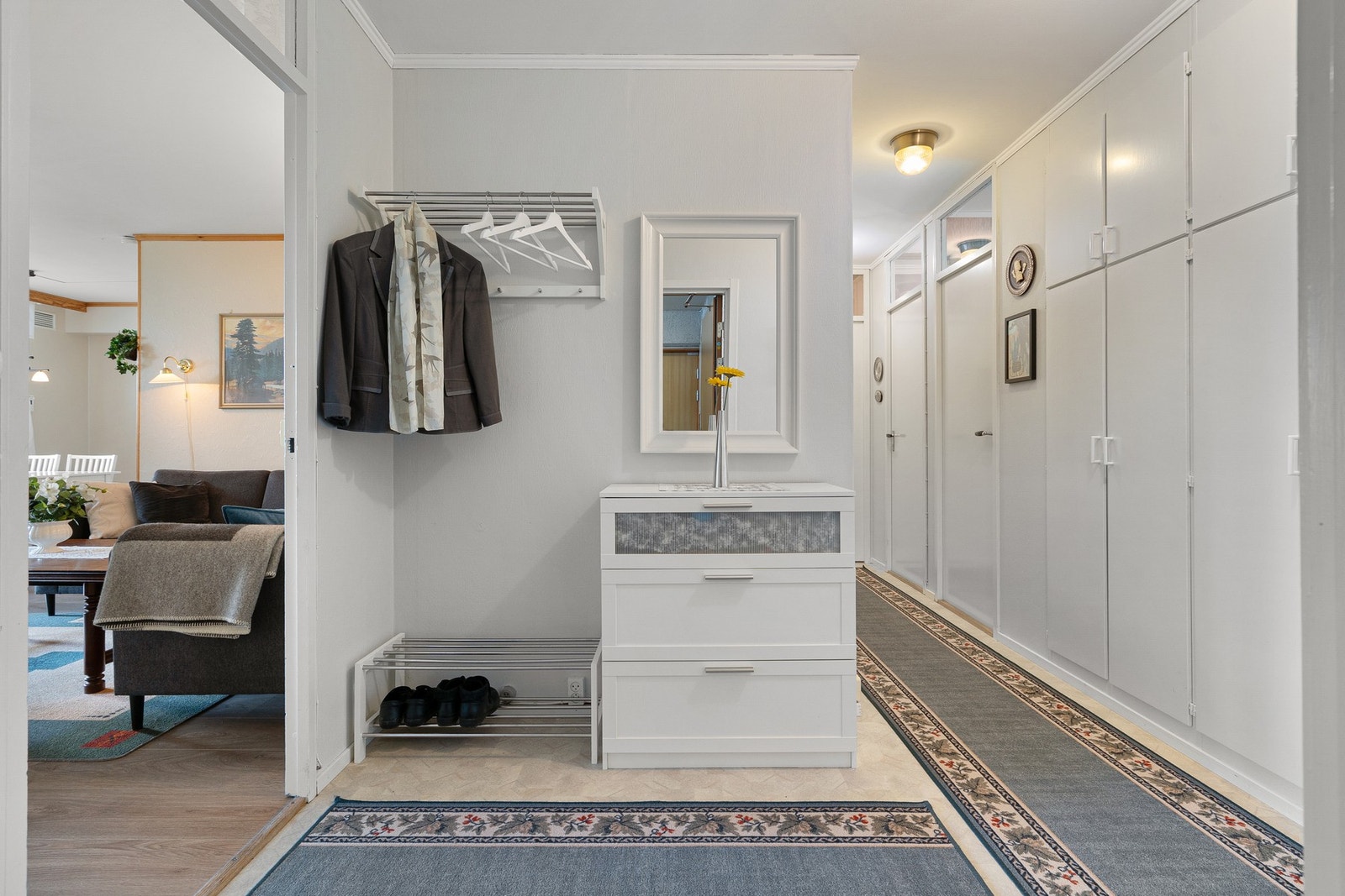 Innbydende entré med garderobeløsning. Galleribilde