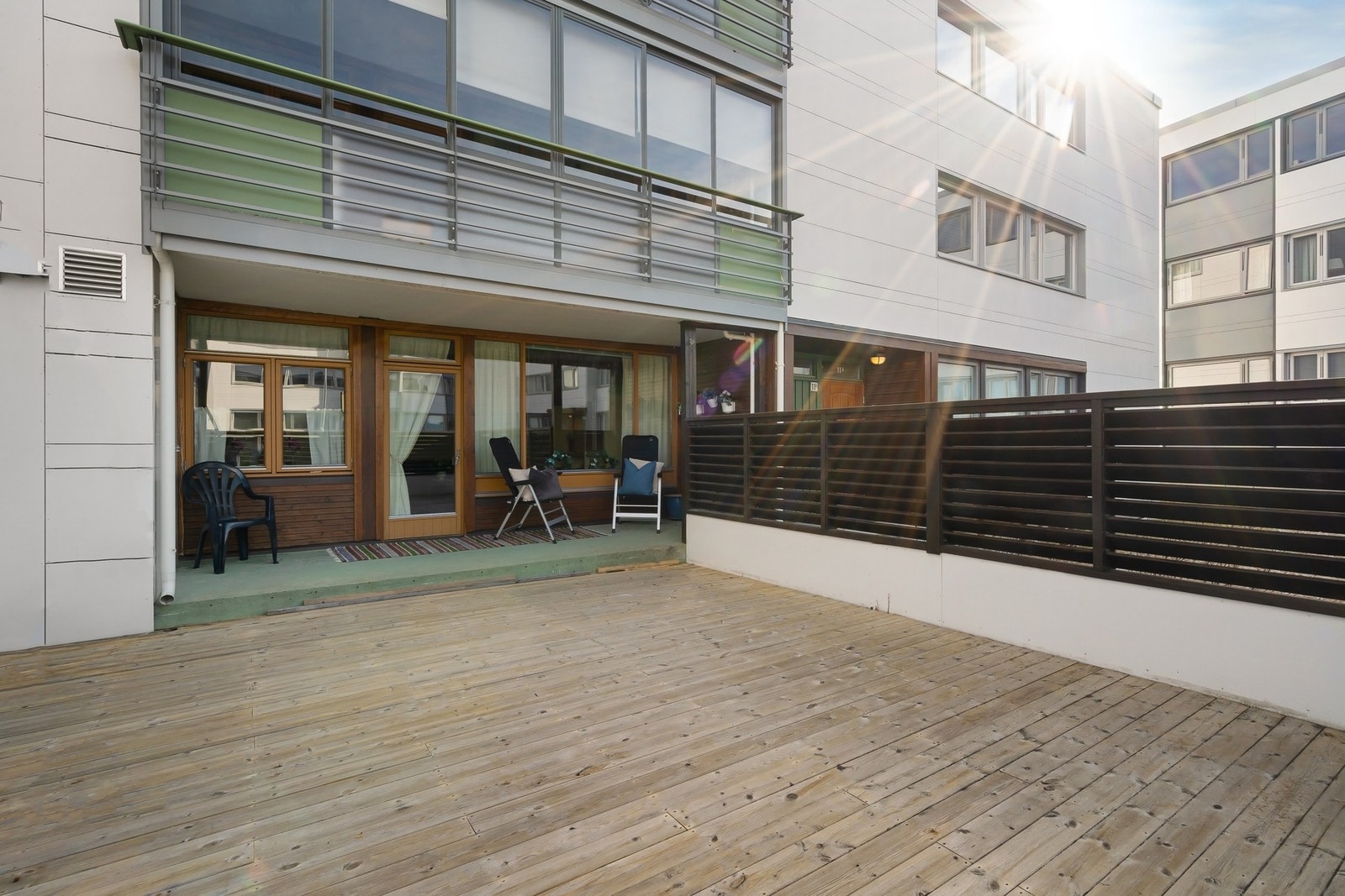 Gode møbleringsmuligheter på terrassen med muligheter for å nyte ettermiddagssolen solen Galleribilde