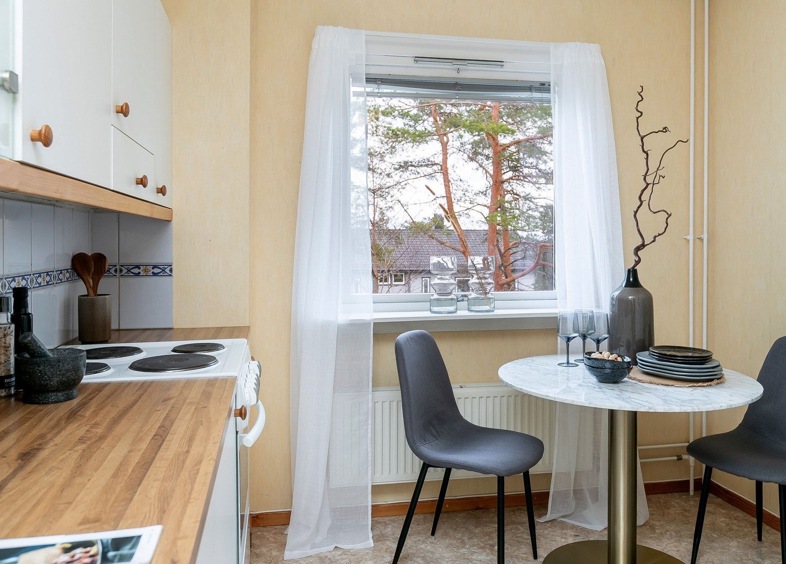 med spiseplass ved vinduet Galleribilde