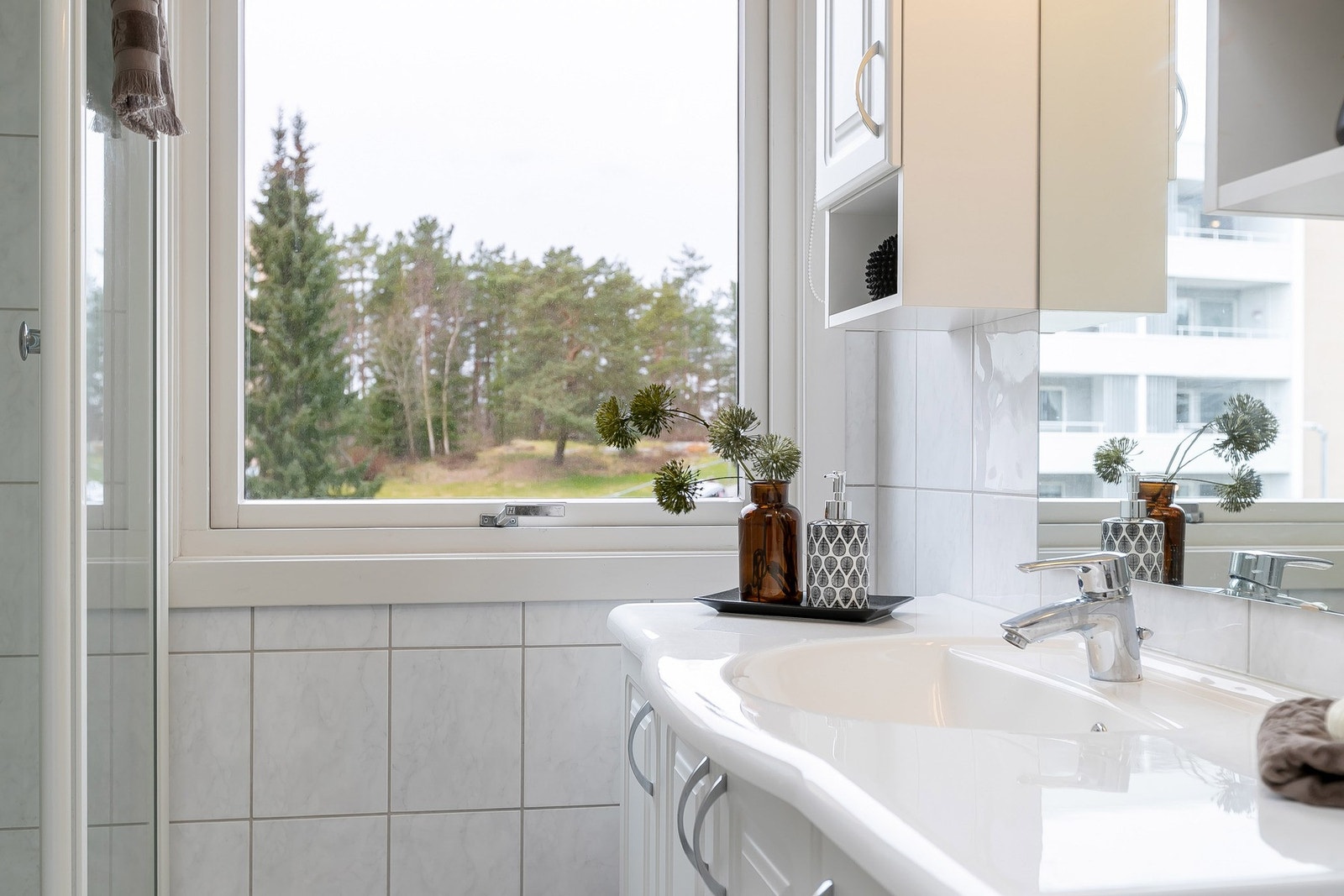 Bred servant og vindu på badet Galleribilde