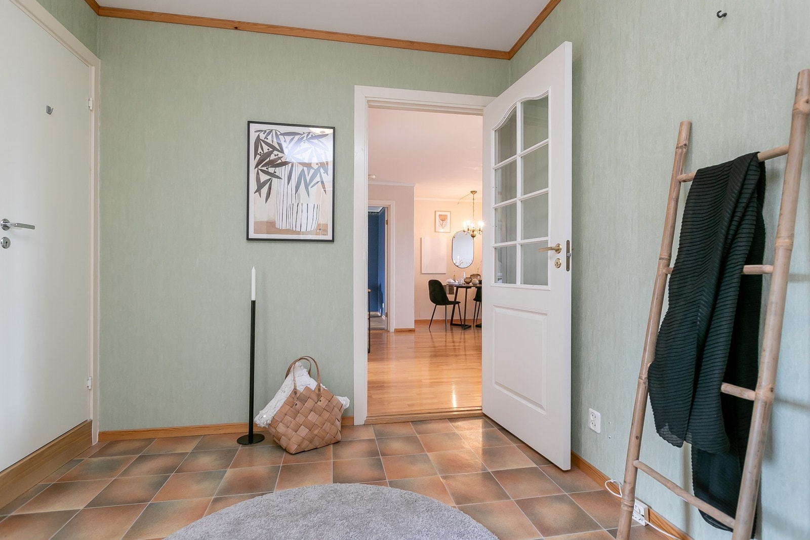 Velkommen inn! En romslig gang gir god plass for oppbevaring. Galleribilde