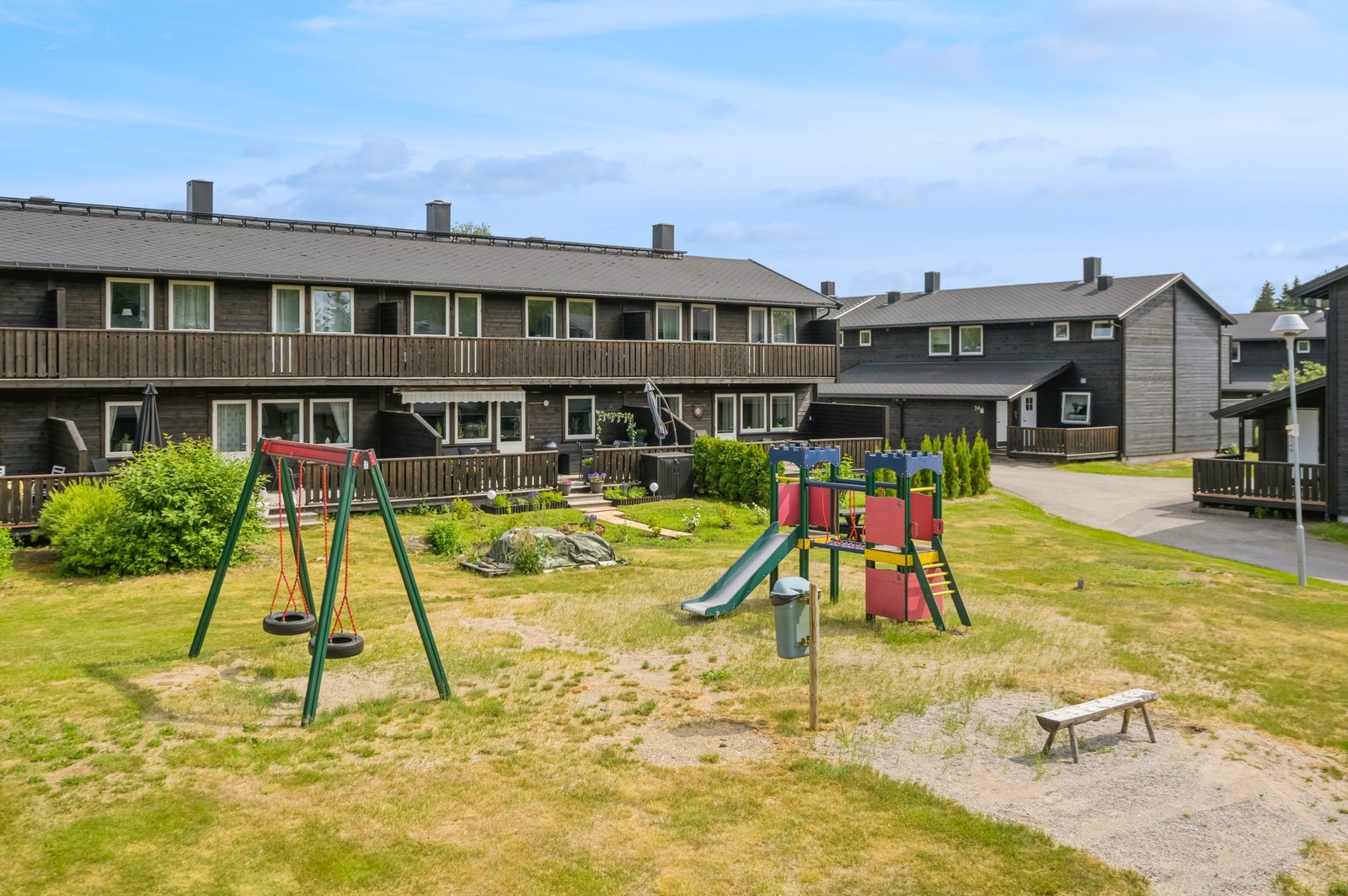 Fellesområder med lekeapparater og sittegrupper Galleribilde