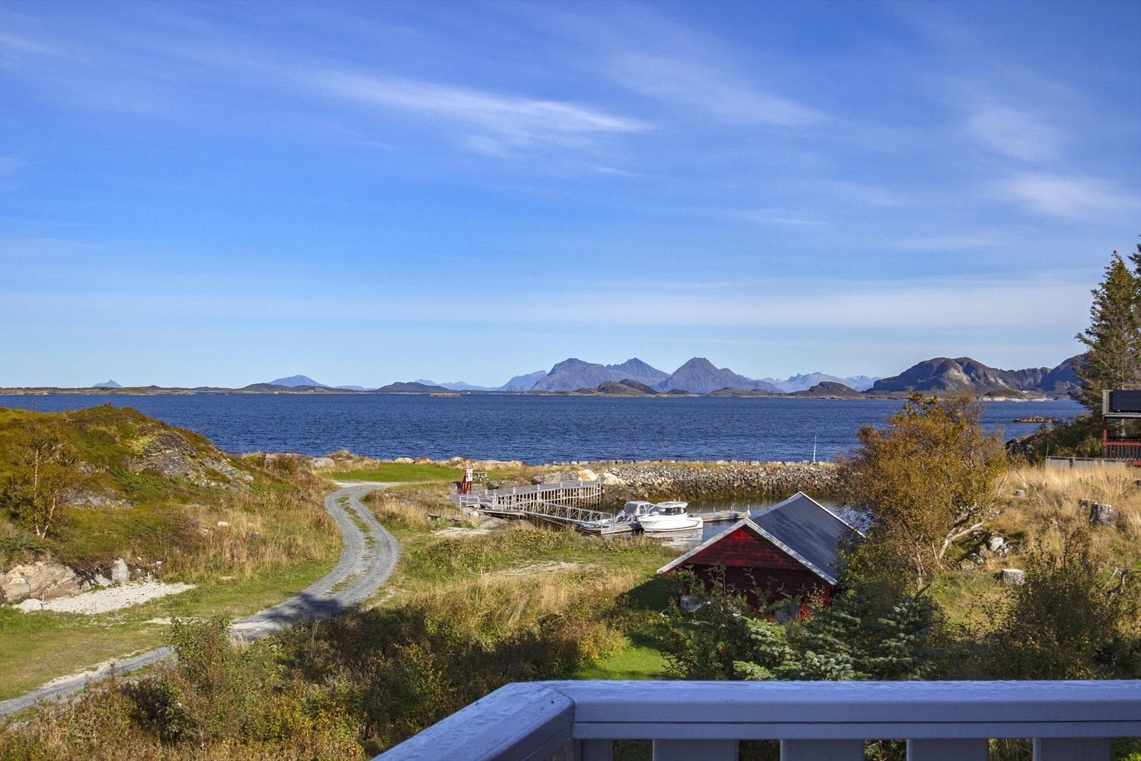 Utsikten mot nord er upåklagelig. Fra terrassen har du full oversikt over småtbåthavnen. Nede til venstre i bildet er ser du også området hvor sjøbodene er planlagt. Galleribilde