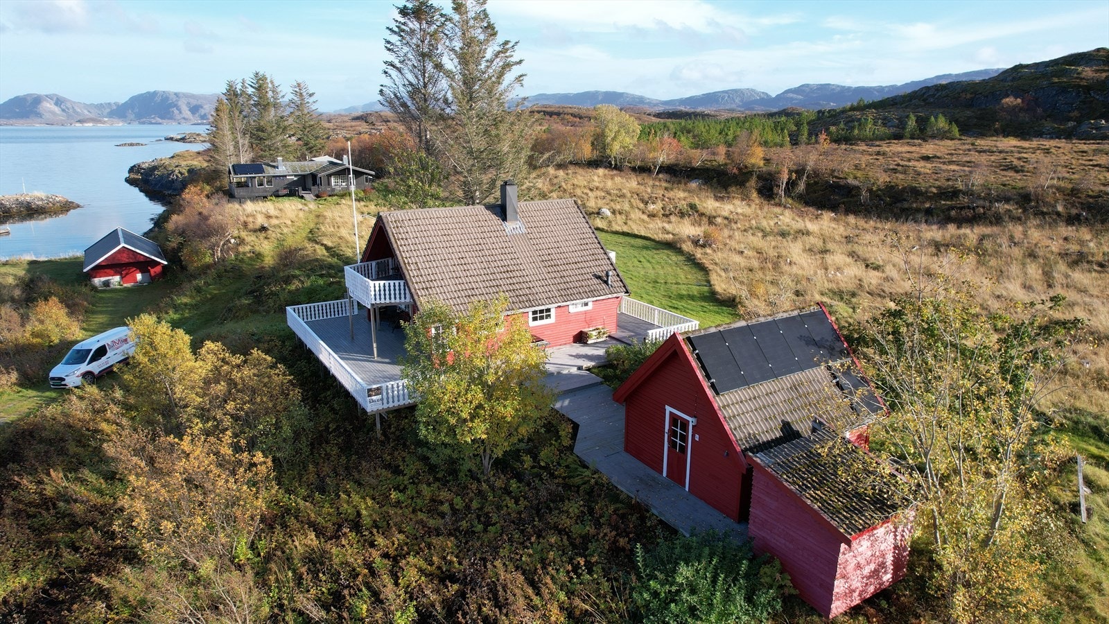 Eiendommen har 6 solcellepanel på annekset. Batteri og teknisk rom for dette er i annekset. Her er det også aggregat stående for å supplere på vinterstid evt. når det skulle trenges.
I tilknytning til annekset er det oppført praktisk vedskjul. Galleribilde