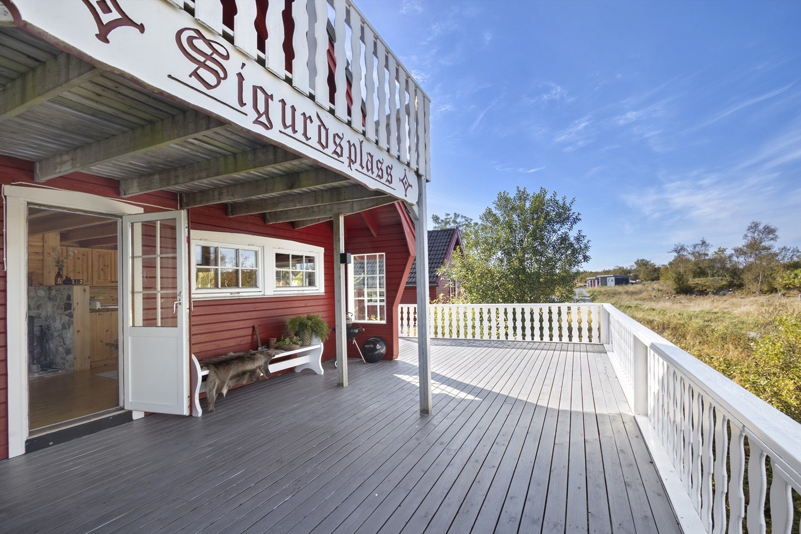 Alle tre balkongdørene vil bli utskiftet rundt 12. juni i år. Eier har forøvrig også beiset terrassedekke i 2018 og 2021. Galleribilde