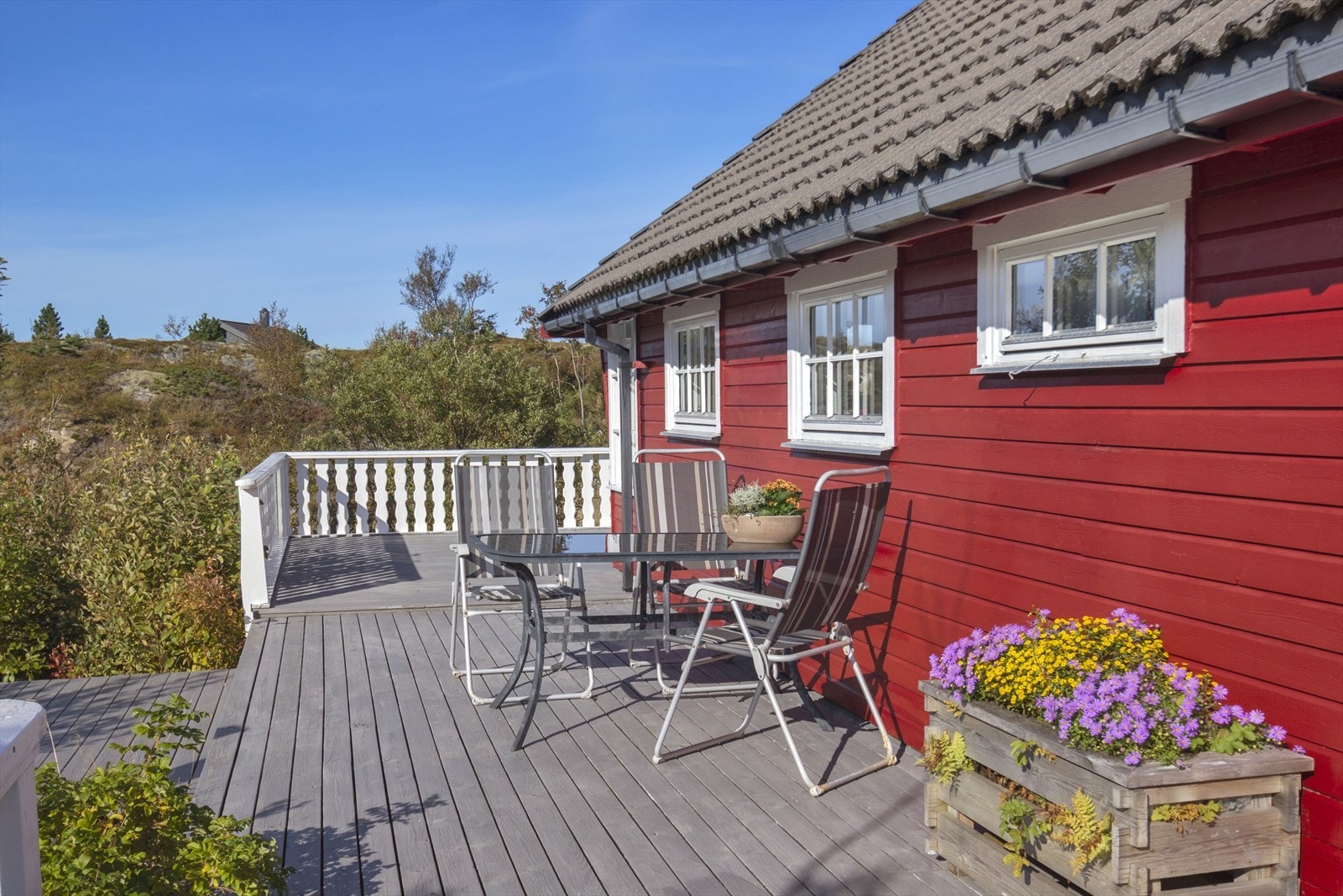 Sammenhengende treterrasse rundt hele fritidsboligen og til annekset, her kan man nyte sola hele dagen Galleribilde