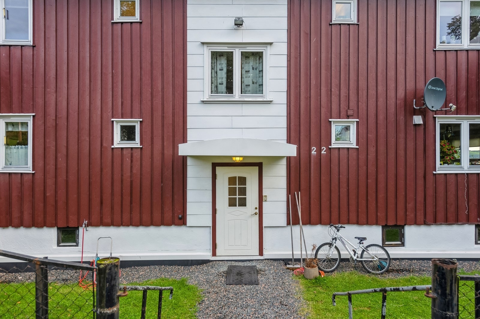 Gruset gangvei inn til felles trappegang ønsker deg velkommen. Kledning ble malt utvendig i 2019 i regi av borettslaget. Galleribilde