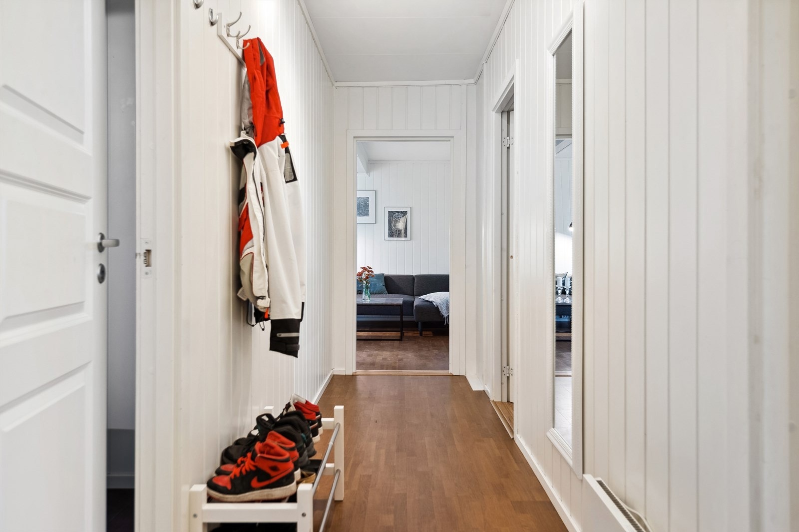 Lys og fin gang med plass til smarte oppbevaringsløsninger i rommet. Galleribilde