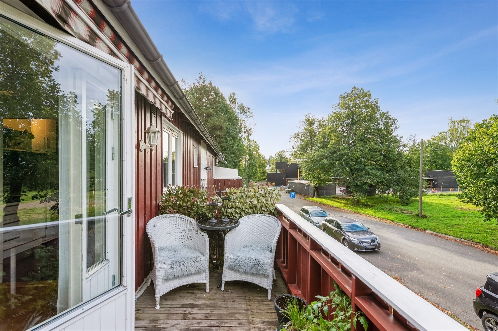 Balkong med adkomst fra stuen. Galleribilde