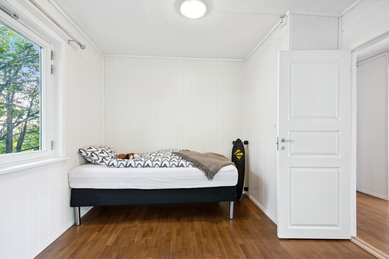 Lettvegg med dør i mellom rommene ble satt opp nytt i 2018. Galleribilde