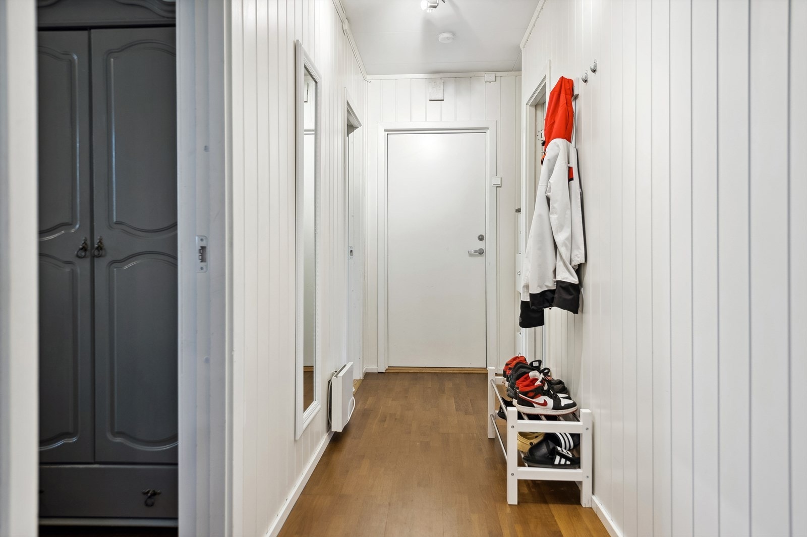 Boligen fikk nye veggplater innvendig på alle overflater unntatt bad og kjøkken i 2018. Galleribilde