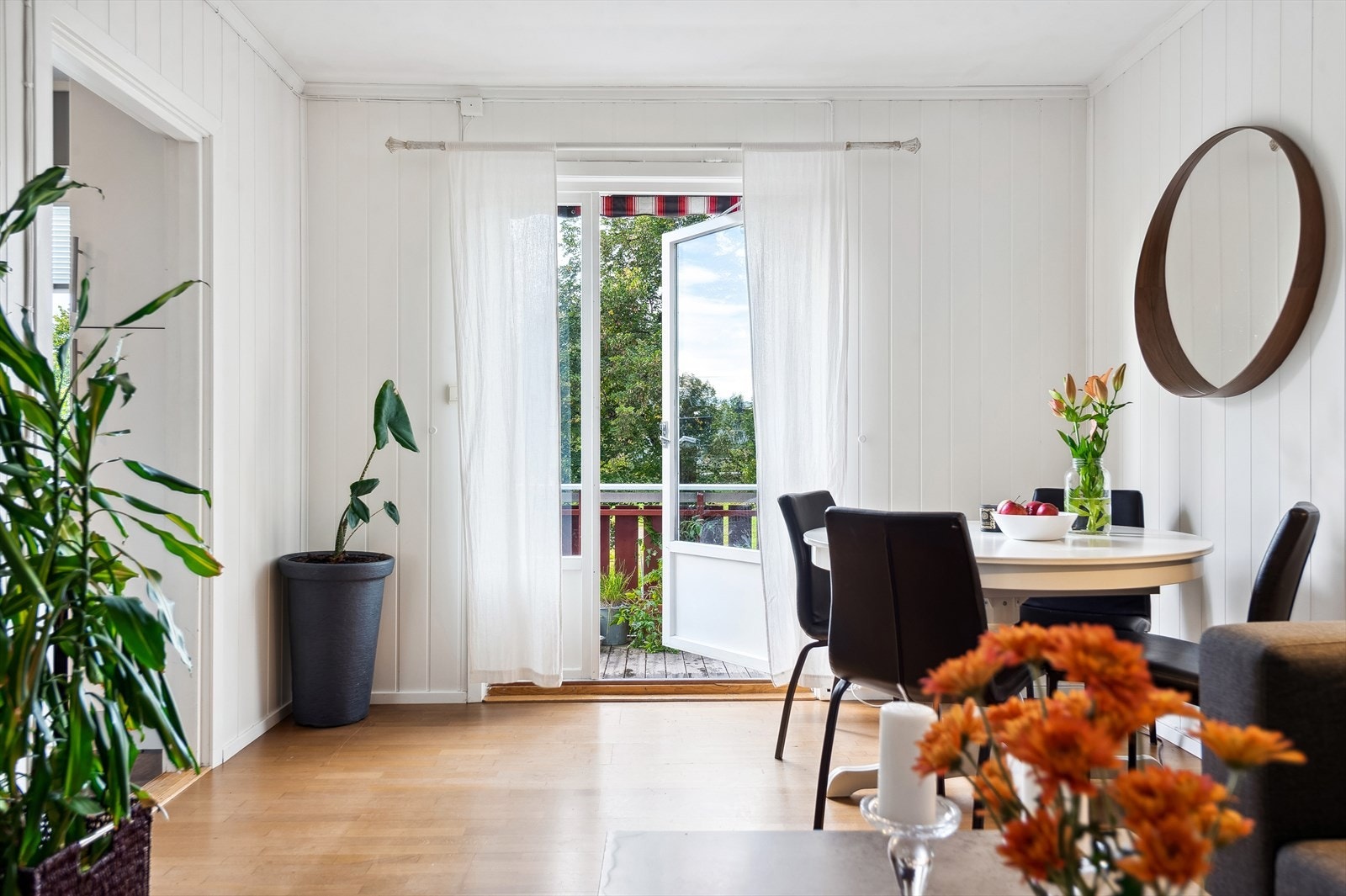 Fra stue er det direkte utgang til herlig balkong og videre god tilgang til boligens kjøkken. Galleribilde