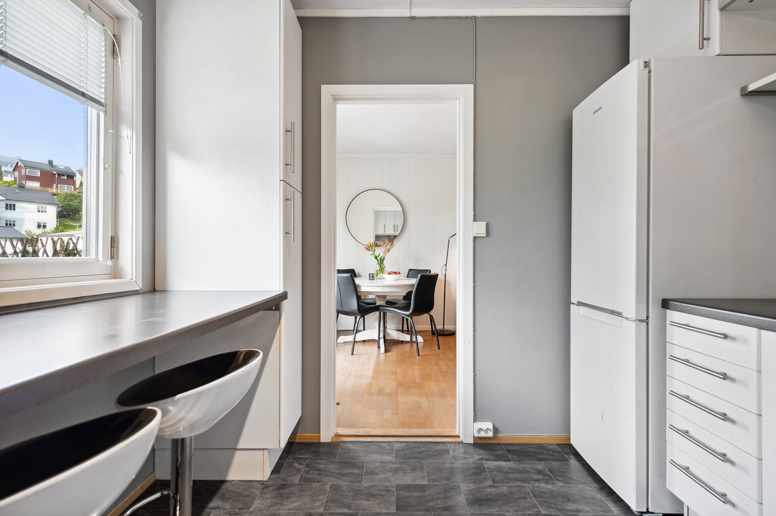 Kjøkken mot spiseplass og stue. Galleribilde