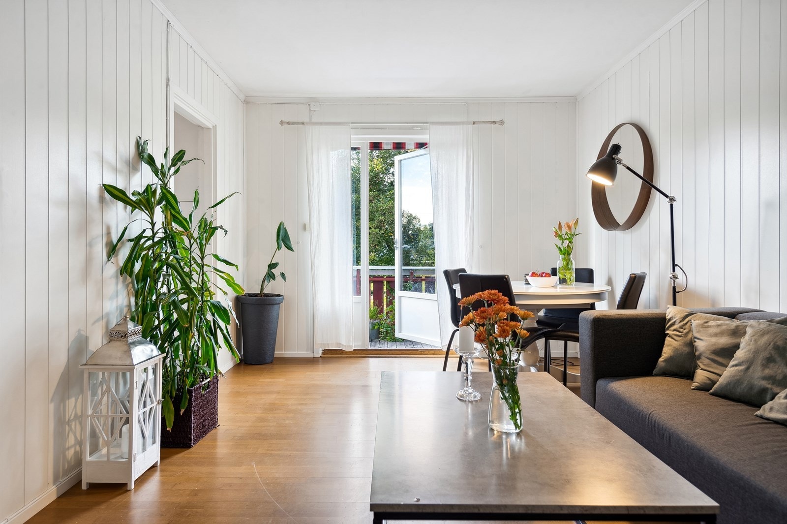 Her med plass til både sofa og spisemøblement om ønskelig. Galleribilde