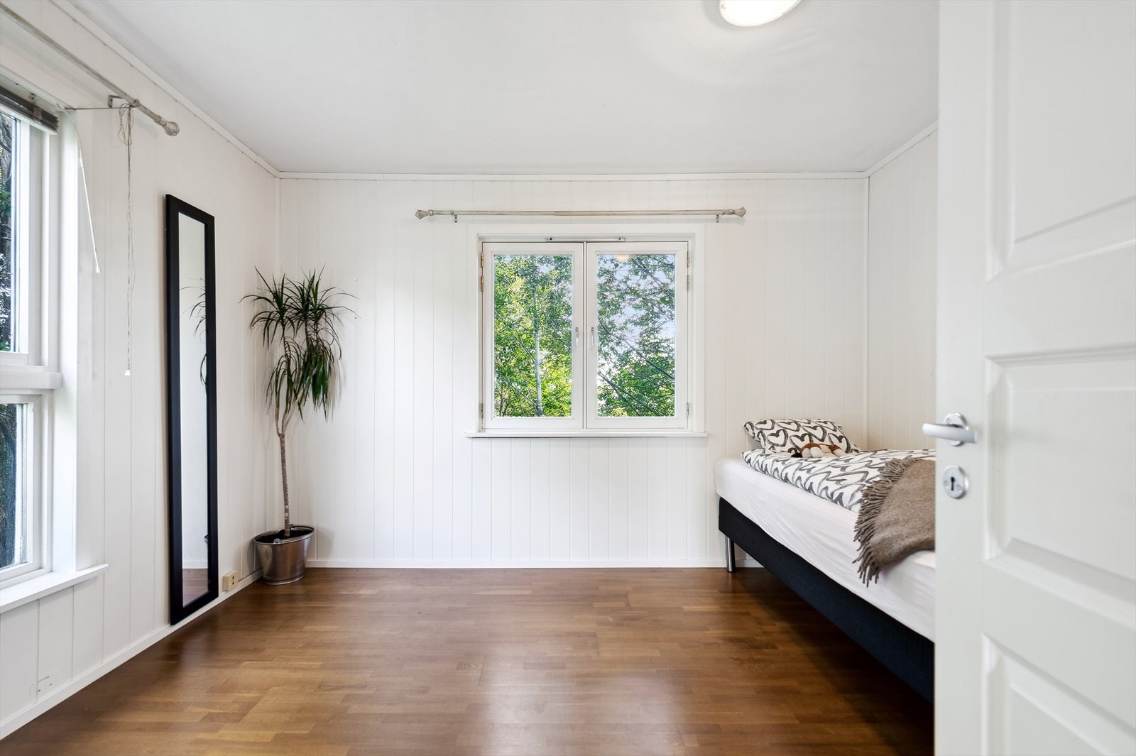 Byggemeldt spise-arbeidskrok er delt av til bruk som et tredje soverom. Dette er ikke omsøkt/byggeanmeldt i kommunen. Galleribilde