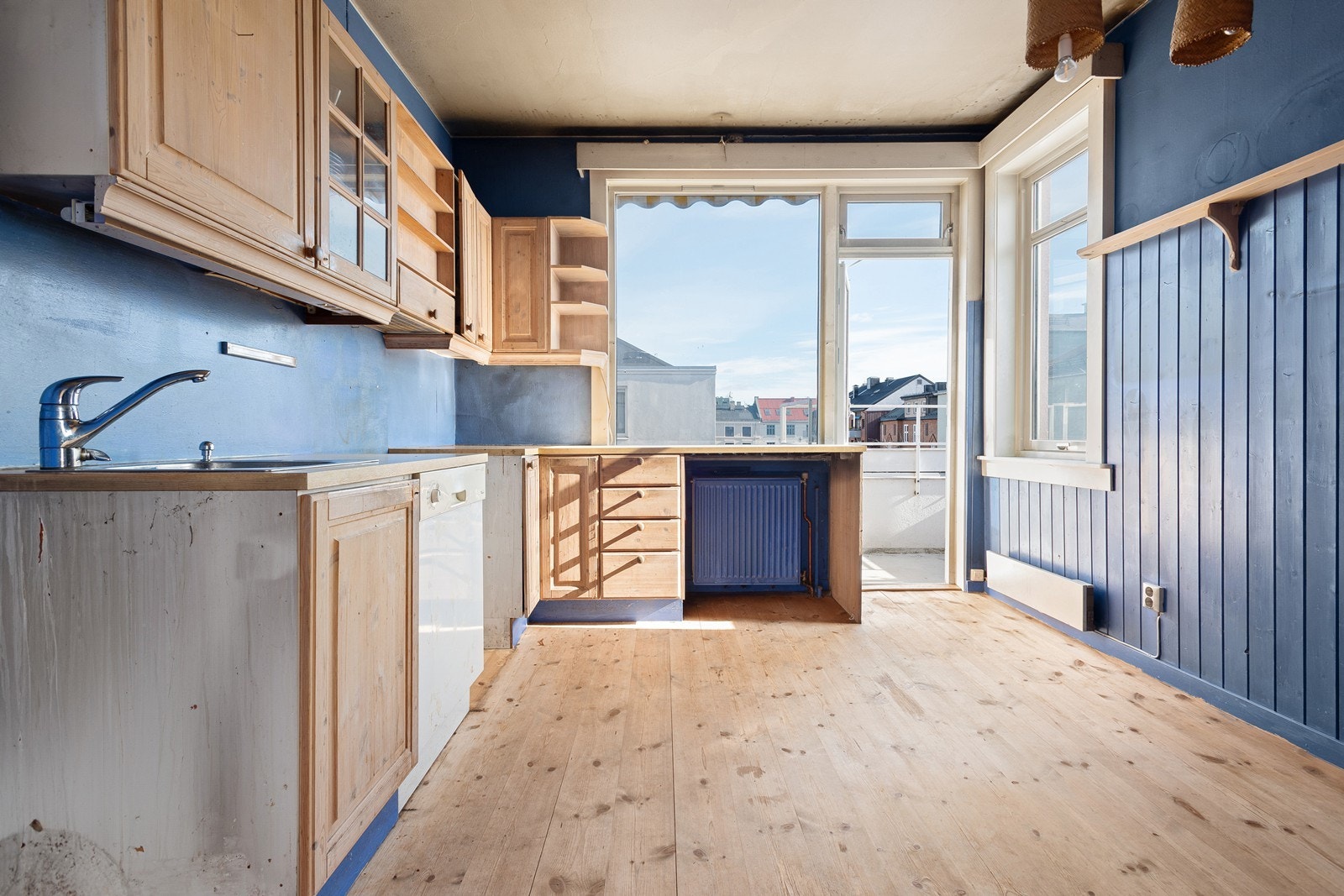 Separat kjøkken med utgang til balkong 2 Galleribilde