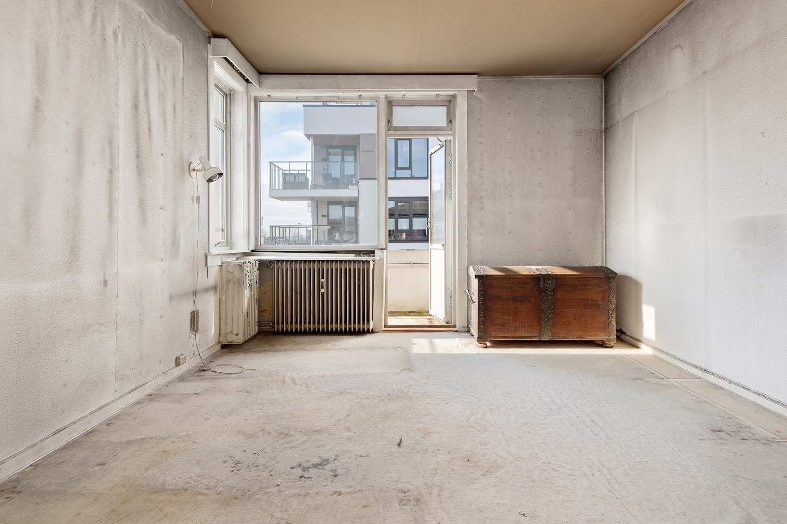 Romslig stue med god plass til det man måtte ønske av møblement Galleribilde