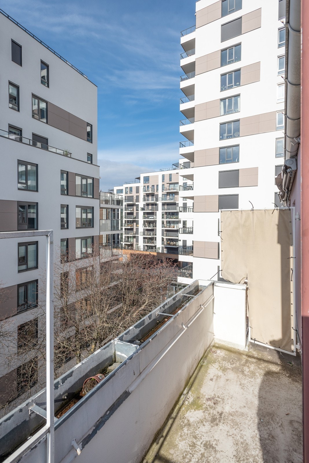 Balkong 1. Nye Middelthunet er akkurat oppført og ligger rett utenfor døren med flere gode restauranter og delikatessebutikker Galleribilde