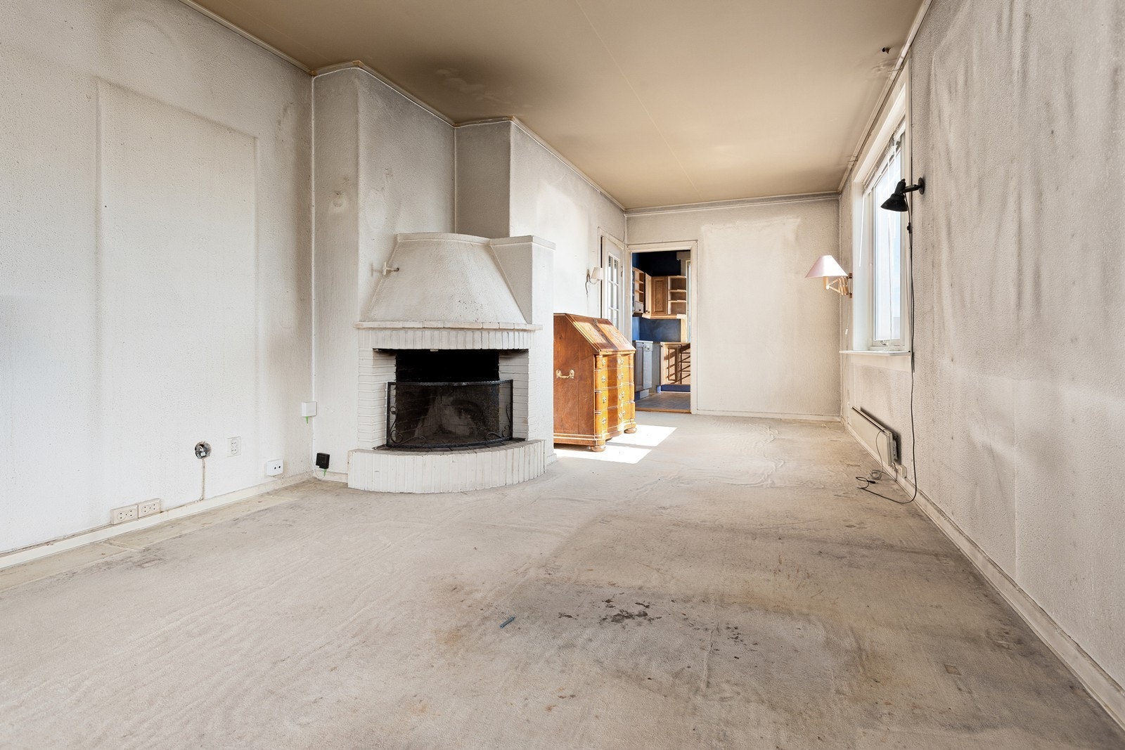 Stue med peis. Det antas mulig å flytte kjøkkenet ut i stuen hvis man vil endre på planløsningen Galleribilde