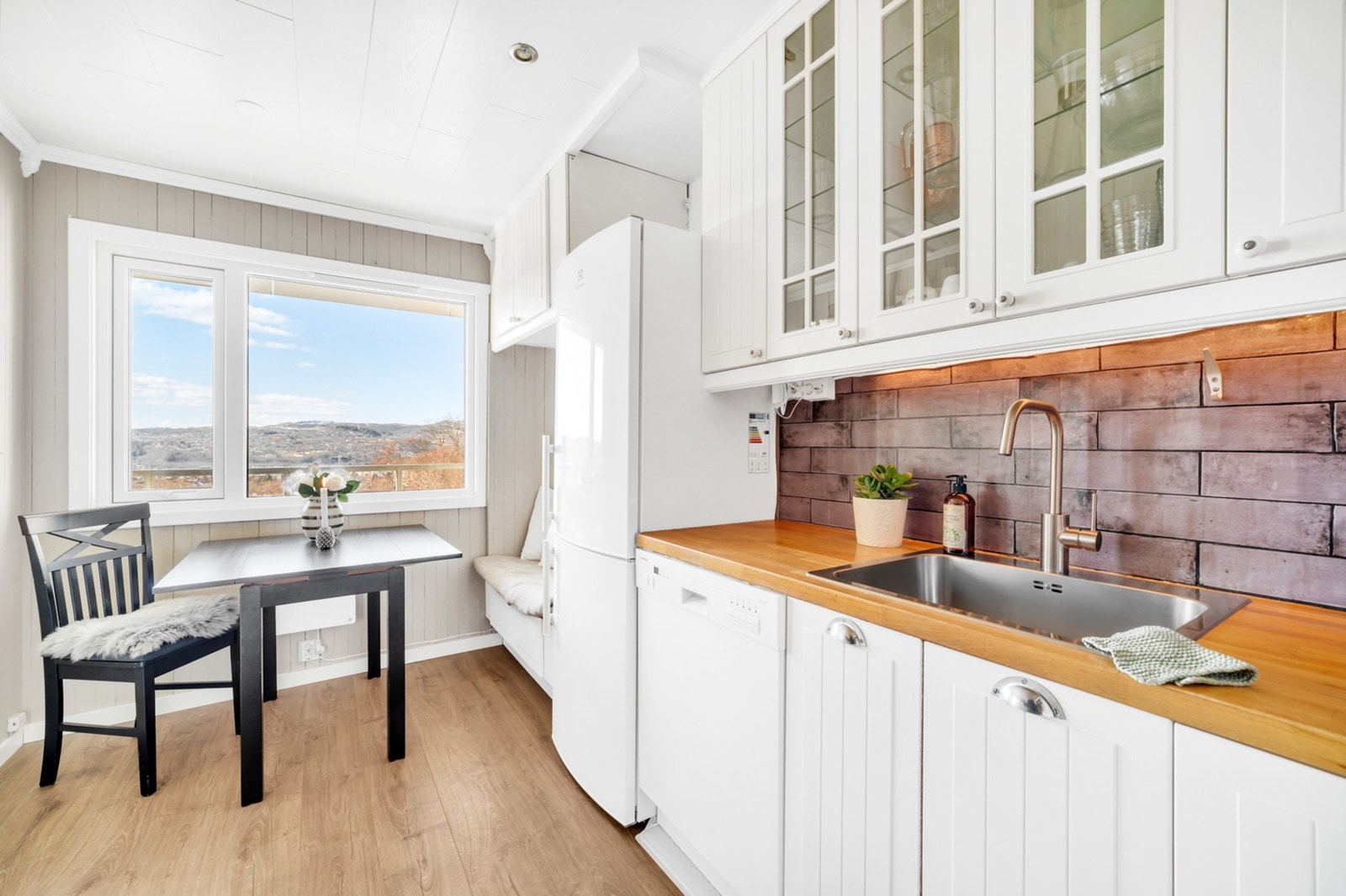 De store vindusflatene gir godt med naturlig lys. Galleribilde