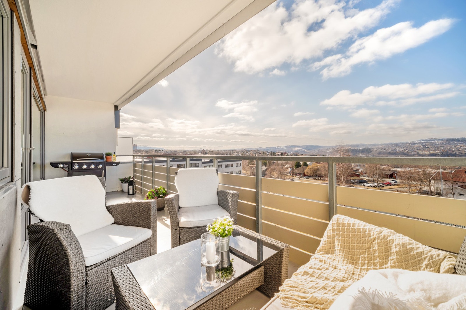 Fra balkongen har man svært gode solforhold og flott utsikt. Galleribilde