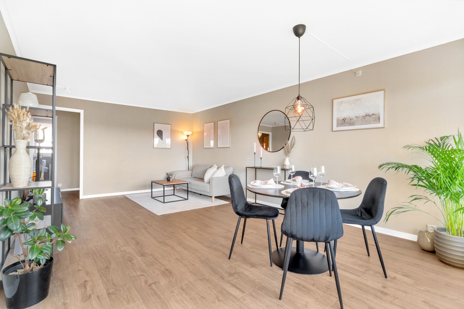 Romslig stue på hele 24,8 m² som gir flere gode møbleringsmuligheter. Galleribilde