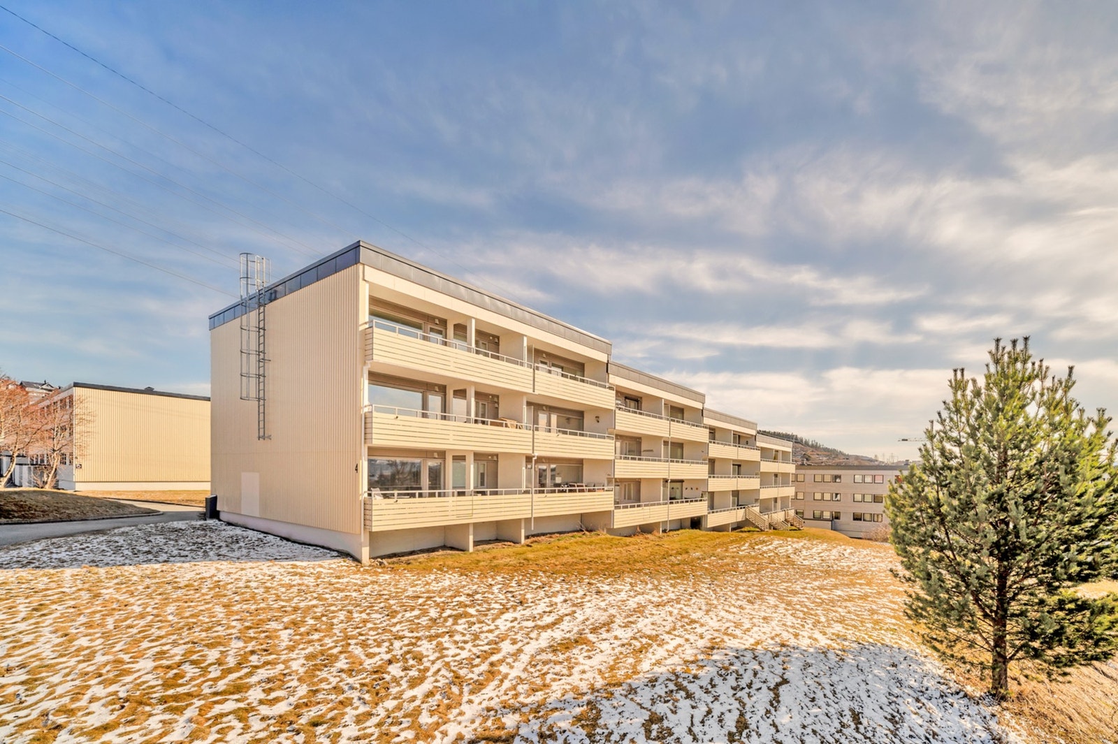 Leiligheten ligger usjenert til i borettslaget. Galleribilde