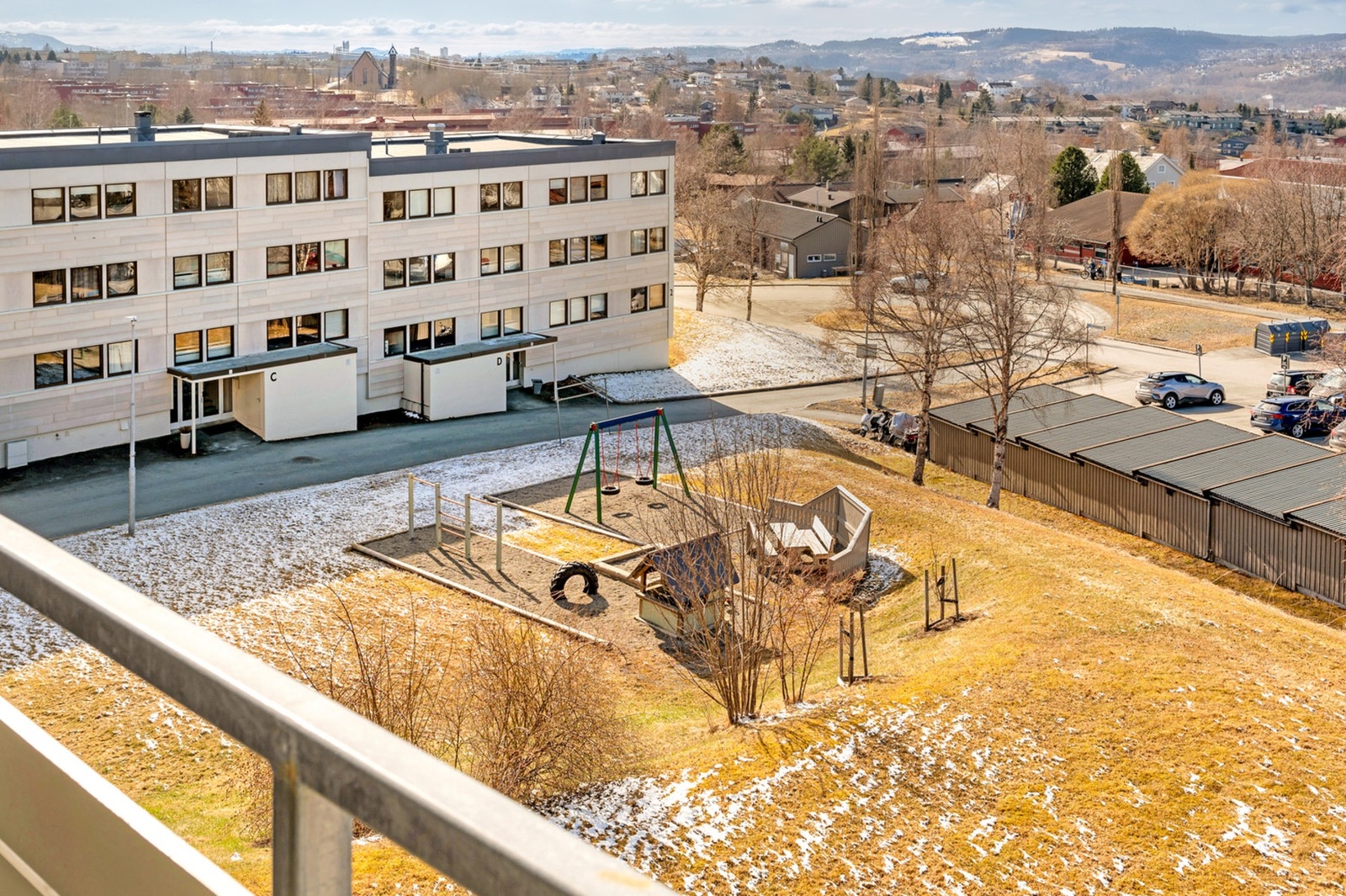 Utsikt fra balkongen over felles grøntareal. Galleribilde