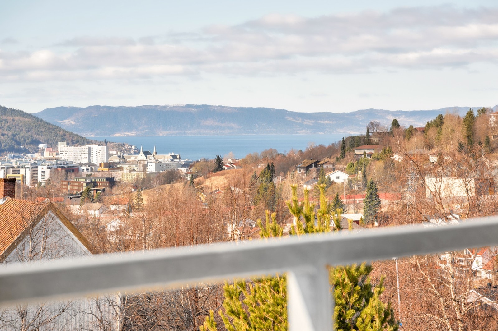 Balkongen har også flott utsikt over Trondheimsfjorden. Galleribilde