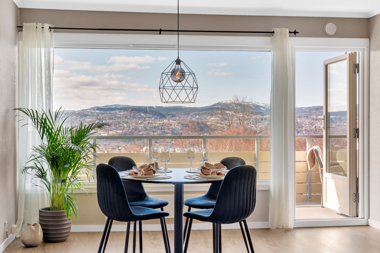 Fra stuen er det utgang til den solrike vestvendte balkongen. Galleribilde