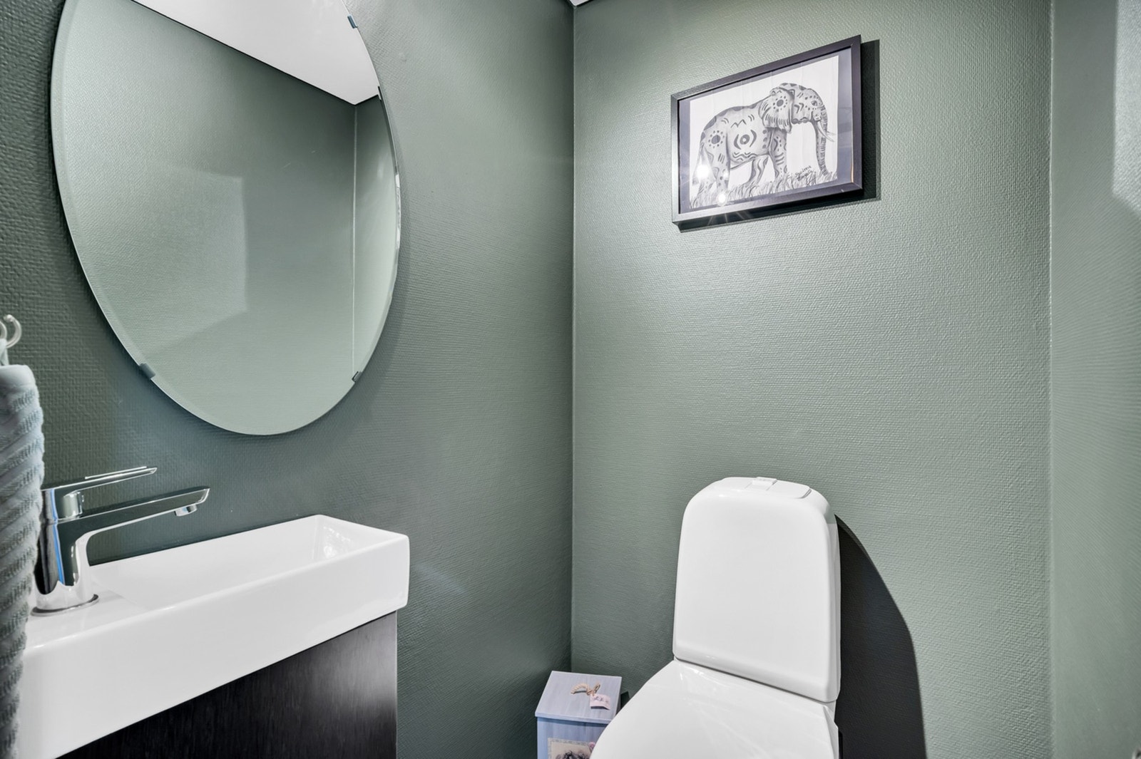 Toalettrommet ligger vegg i vegg med badet og har fått TG1 av takstmann. Galleribilde