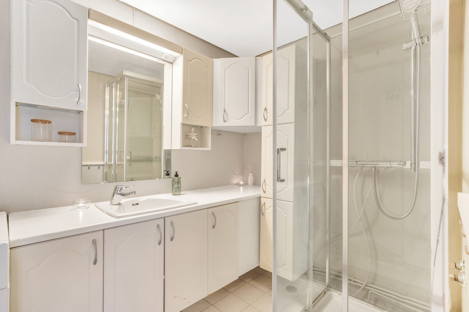 Badet er på 3,9 m² med dusjgarnityr fra 2023. Galleribilde