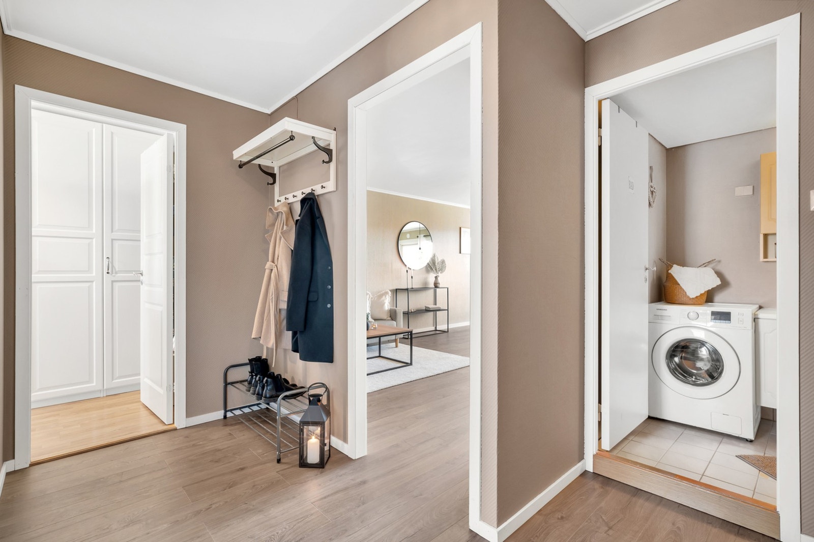 Entréen er på 5,7 m² og har god plass til sko- og klesheng. Galleribilde