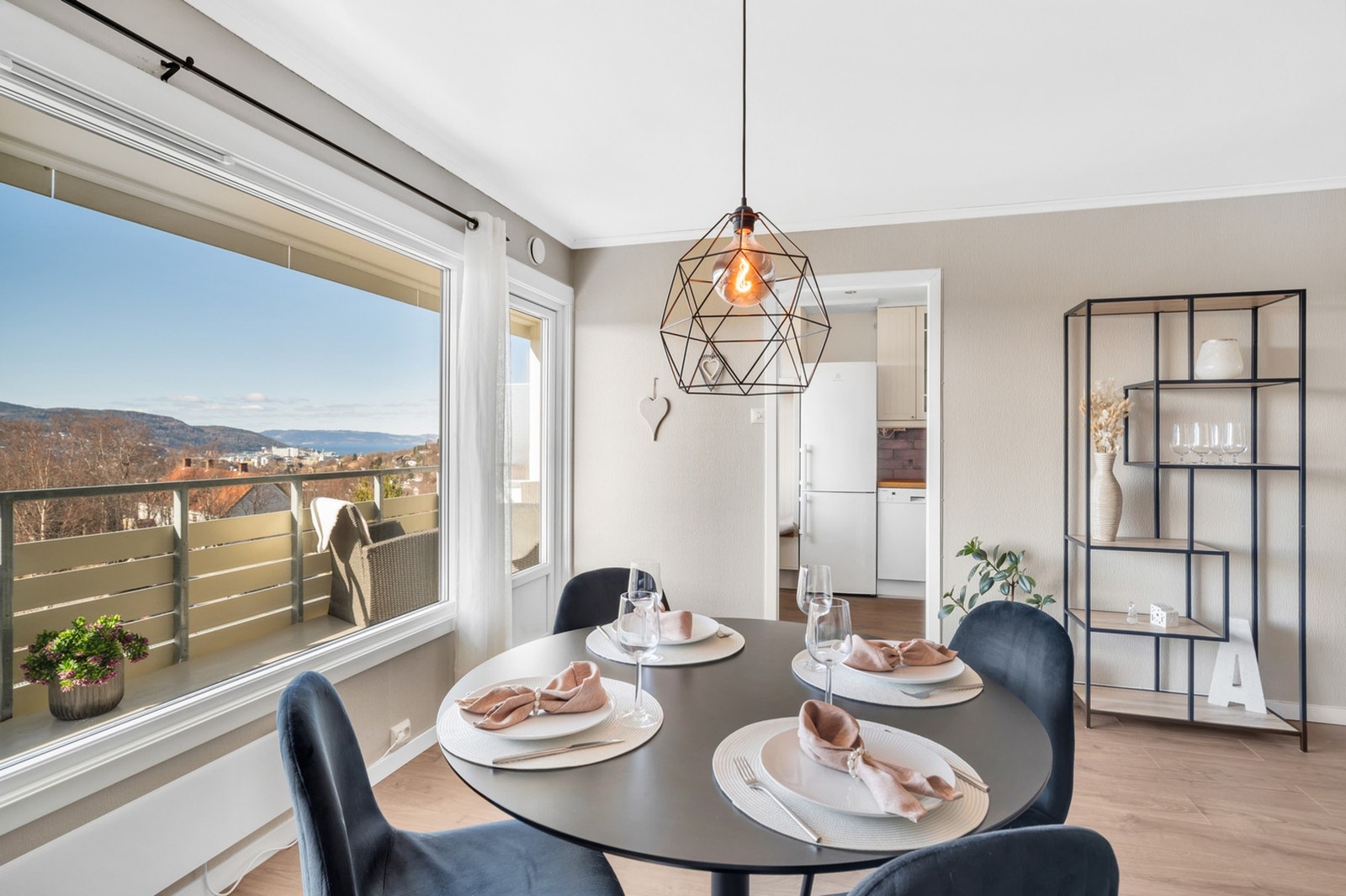 Spisestuen finner sin naturlig plassering i forlengelsen av rommet. Galleribilde