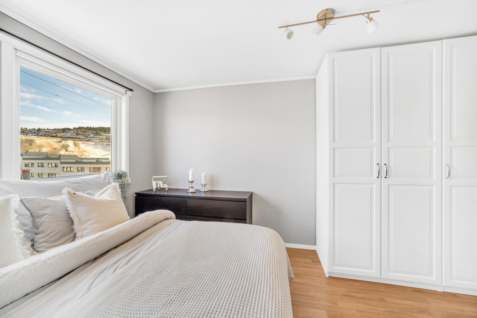 Soverommet har også praktisk garderobeløsning som medfølger handelen. Galleribilde