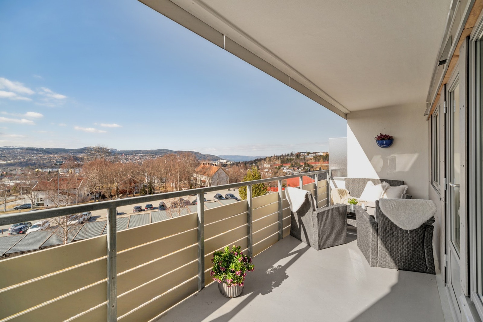 Balkongen er romslig på hele 12,3 m² som gir god plass til ønsket utemøblement og evt. grill. Galleribilde